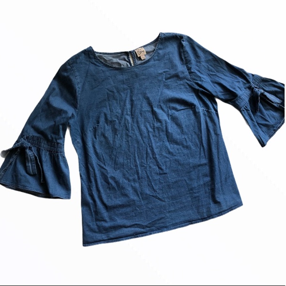 🖤HOST PICK🖤 Denim Bell Sleeve Blouse
